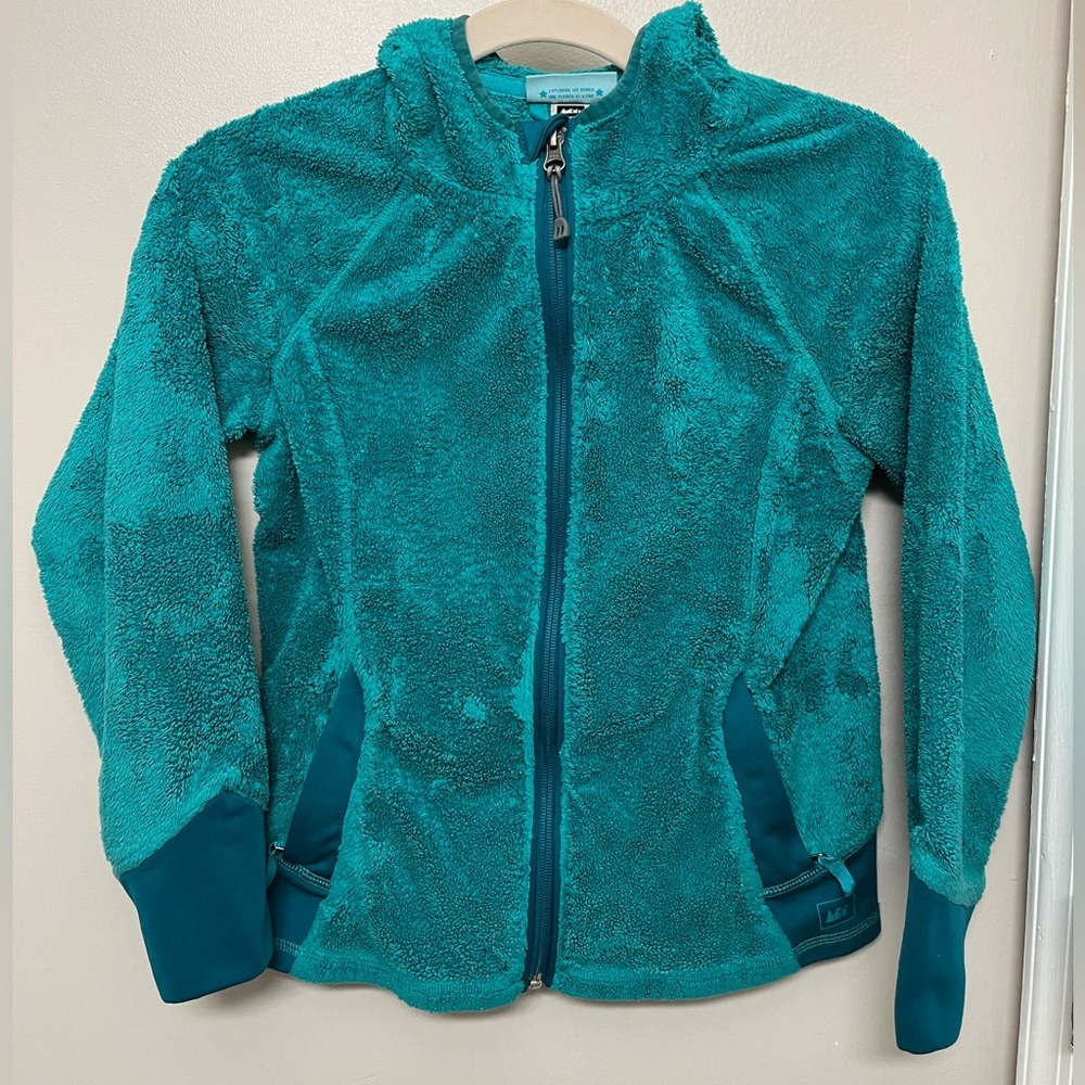 REI Girls’ Jacket. Size M (10-12). Green color and fuzzy texture.
